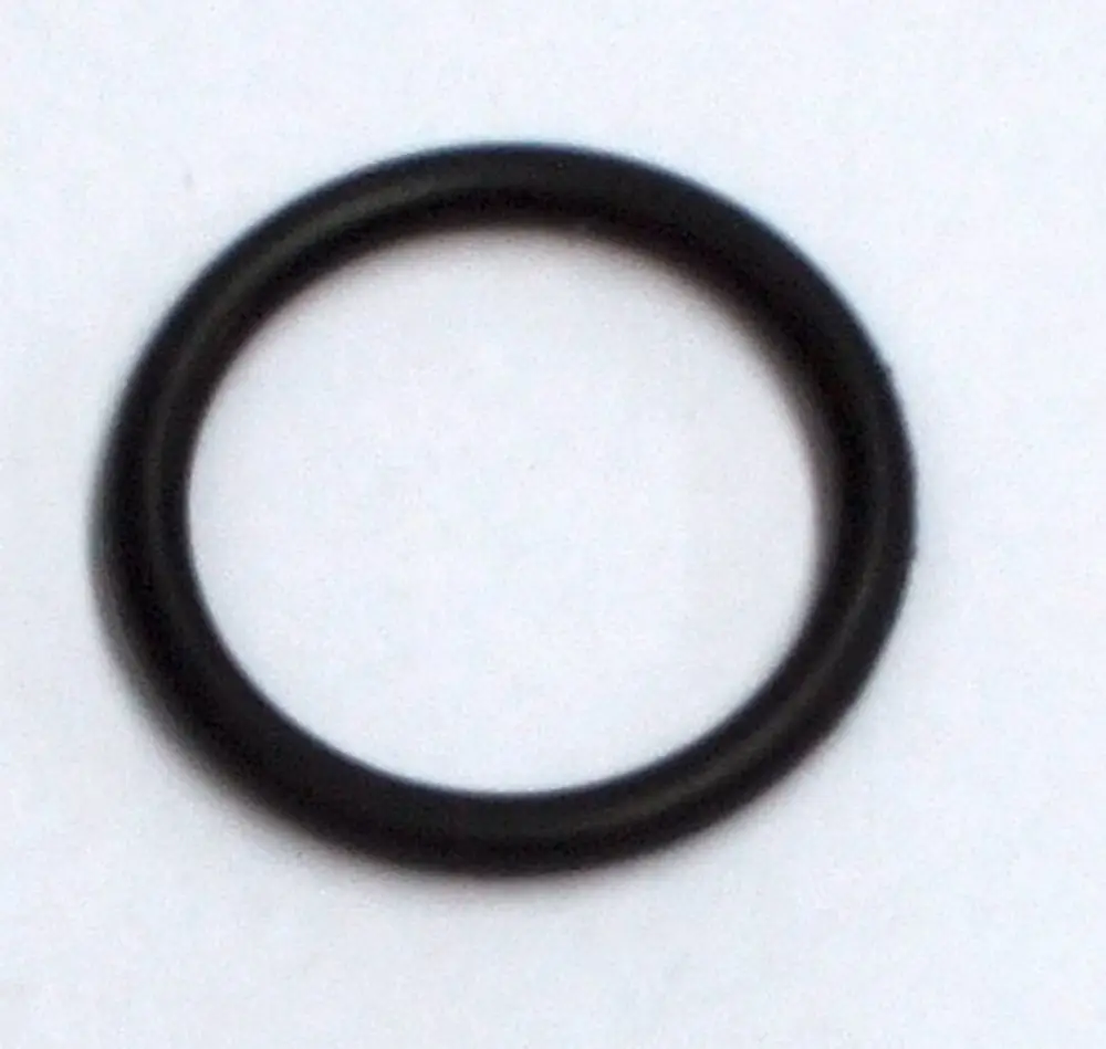 Schwarzer O-Ring auf weißem Hintergrund, geeignet für DAIKIN Produkte, häufig verwendet in der Heizungs- und Klimatechnologie.